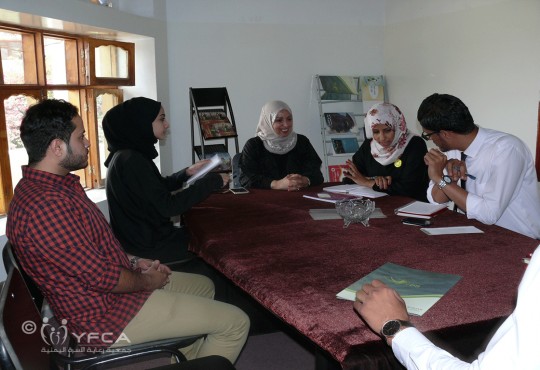 مناقشة التعاون بين جمعية رعاية الاسرة (YFCA) و مدرسة السلام اليمنية
