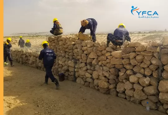 جمعية رعاية الأسرة تشيد الحواجز الحجرية لحماية المجتمعات النازحة في محافظة الجوف