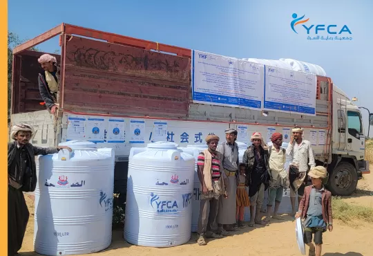 جمعية رعاية الأسرة توزع خزانات المياه على الأسر النازحة المتضررة من السيول في محافظة الجوف