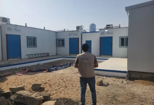 جمعية رعاية الأسرة تبني فصول دراسية مؤقتة ومرافق صحية في محافظة مأرب