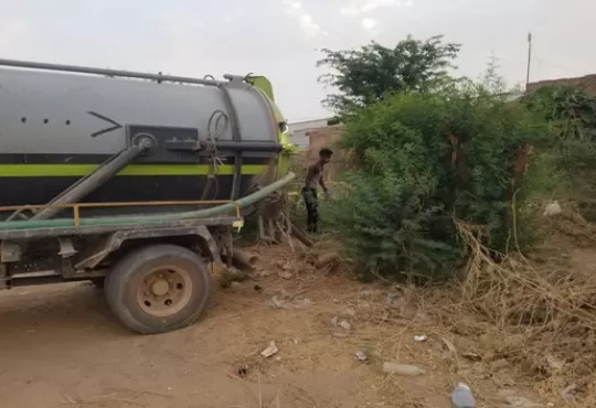 جمعية رعاية الأسرة تحسن من مستوى الصرف الصحي في مخيمات محافظة مأرب