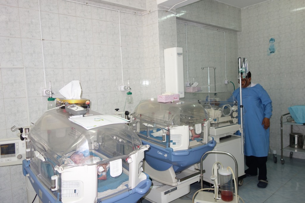 برغم كل الظروف والتحديات والعمل في بيئة غير آمنة المستشفى التخصصي للأمومة الآمنة ومركز الصحة الانجابية بجمعية رعاية الاسرة يواصلان تقديم خدماتهما الصحية للأمهات والأطفال ويستقبلا منذ بدء الحرب 7212 حا