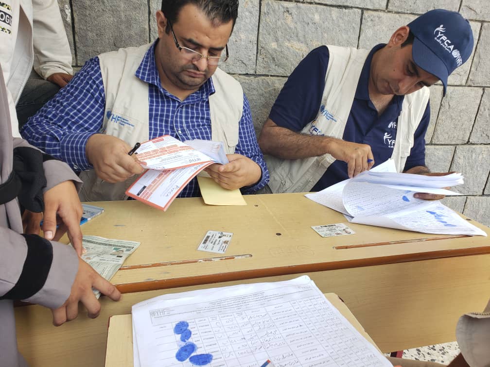 جمعية رعاية الأسرة(YFCA) توزع حقائب النظافة وفلاتر المياه على 1100 أسرة في مديرية قعطبة