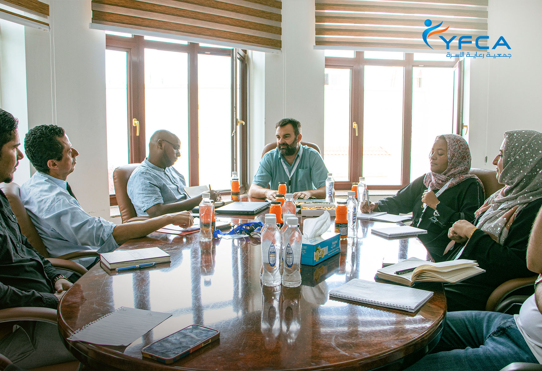 فريق عالي المستوى من منظمة كير إنترناشيونال يزور جمعية رعاية الأسرة لتعزيز العمل المحلي وتوسيع فرص الشراكة