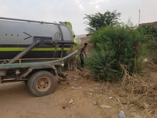 جمعية رعاية الأسرة تحسن من مستوى الصرف الصحي في مخيمات محافظة مأرب