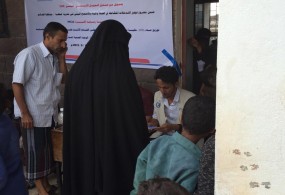 جمعية رعاية الأسرة(YFCA) توزع حقائب النظافة وفلاتر المياه على 1100 أسرة في مديرية قعطبة