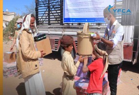 توزيع المواد غير الغذائية على كبار السن في مأرب