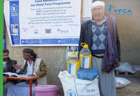 توزيع المساعدات الغذائية الطارئة للمستفيدين في المحويت ضمن الدورة الثانية لمشروع المساعدات الغذائية العامة