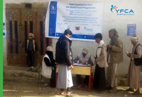 تقدم جمعية رعاية الأسرة  مساعدات غذائية للأسر الأكثر احتياجًا في مديرية الطويلة بمحافظة المحويت.