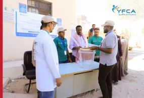 جمعية رعاية الأسرة توزع حقائب النظافة الصحية  في حضرموت