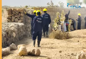 جمعية رعاية الأسرة تشيد الحواجز الحجرية لحماية المجتمعات النازحة في محافظة الجوف