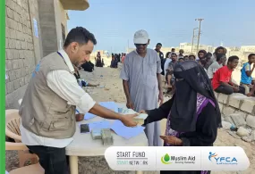 جمعية رعاية الأسرة توزع مساعدات نقدية لتعزيز الأمن الغذائي في الشحر
