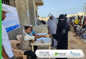 جمعية رعاية الأسرة توزع مساعدات نقدية لتعزيز الأمن الغذائي في الشحر