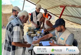 جمعية رعاية الأسرة توزع مساعدات نقدية لتعزيز الأمن الغذائي في الشحر
