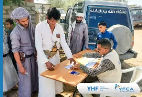 جمعية رعاية الأسرة توزع خزانات المياه على الأسر النازحة في محافظة مأرب 