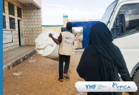 جمعية رعاية الأسرة توزع خزانات المياه على الأسر النازحة في محافظة مأرب 
