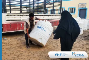 جمعية رعاية الأسرة توزع خزانات المياه على الأسر النازحة في محافظة مأرب 