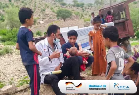 جمعية رعاية الأسرة اليمنية تنشر فريق طبي متنقل للطوارئ في منطقة الأزارق لتقديم الرعاية الصحية الحيوية للفئات الضعيفة في محافظة الضالع