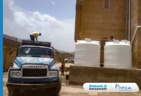 جمعية رعاية الأسرة تنفذ مبادرة لنقل المياه في محافظة الضالع