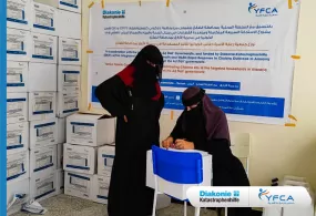 جمعية رعاية الأسرة  توزع حقائب مكافحة الكوليرا لمواجهة التفشي في مديرية الأزارق