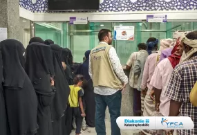 جمعية رعاية الأسرة توزع المساعدة النقدية الطارئة لـ 402 أسرة نازحة في محافظة عدن