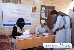 جمعية رعاية الأسرة توزع مجموعات النظافة في مدينة مأرب
