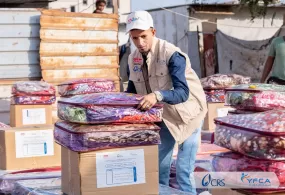 جمعية رعاية الأسرة توزع حقائب المواد غير الغذائية على 215 أسرة متأثرة بالفيضانات في محافظة عدن