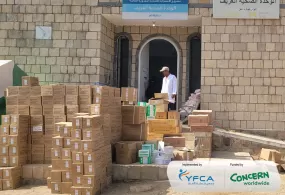 جمعية رعاية الأسرة تسلم أدوية ومستلزمات طبية أساسية لوحدات الصحة في محافظة تعز