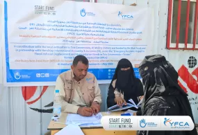 جمعية رعاية الأسرة توزع حقائب المواد غير الغذائية الطارئة للأسر المتضررة من السيول في محافظة تعز