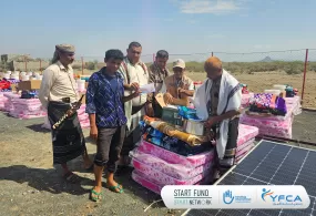 جمعية رعاية الأسرة توزع حقائب المواد غير الغذائية الطارئة للأسر المتضررة من السيول في محافظة تعز