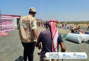 جمعية رعاية الأسرة توزع حقائب المواد غير الغذائية الطارئة للأسر المتضررة من السيول في محافظة تعز