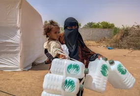 جمعية رعاية الأسرة تدشّن مشروعًا لتوفير المياه الآمنة للأسر النازحة في لحج