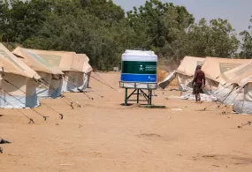 جمعية رعاية الأسرة تدشّن مشروعًا لتوفير المياه الآمنة للأسر النازحة في لحج