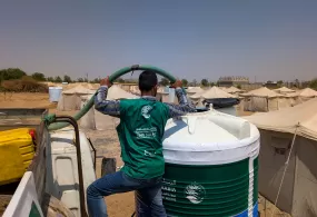 جمعية رعاية الأسرة تدشّن مشروعًا لتوفير المياه الآمنة للأسر النازحة في لحج