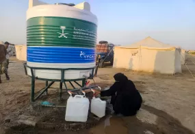 جمعية رعاية الأسرة تنفّذ تدخلات لتوفير المياه ومستلزمات حفظها للنازحين في لحج بتمويل من مركز الملك سلمان للإغاثة