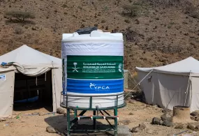 جمعية رعاية الأسرة تنفّذ تدخلات لتوفير المياه ومستلزمات حفظها للنازحين في لحج بتمويل من مركز الملك سلمان للإغاثة